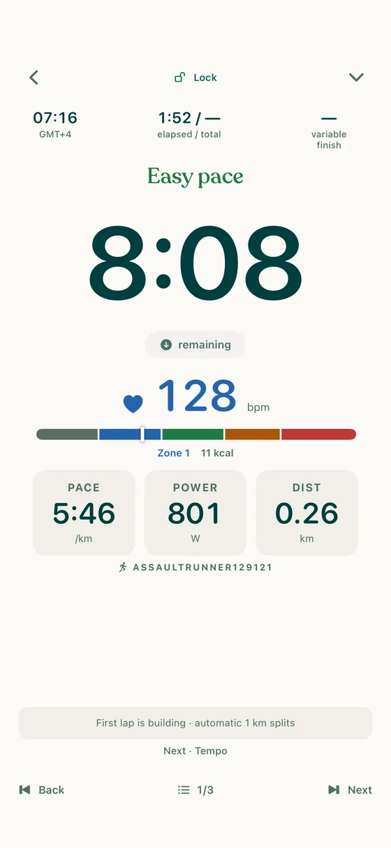 Mode live workout: 8:08 remaining, blue 128 bpm in Zone 1, pace 5:46/km, 801 W and 0.26 km from a connected AssaultRunner
